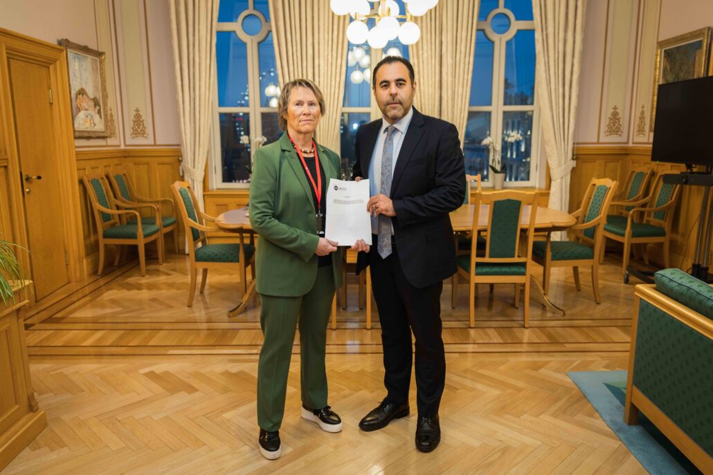 Leder av EOS-utvalget, Grete Faremo overleverte særskilt melding til stortingspresident Masud Gharahkhani 12. november 2025.